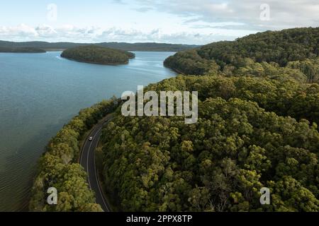 Vista aerea della Lakes Way e del panoramico Smiths Lake vicino a Tarbuck Bay nella regione dei grandi Laghi di New South Wales, Australia. Foto Stock