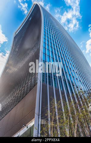 LONDRA - 13 APRILE 2022: L'edificio 20 Fenchurch Street, alias Walkie Talkie, a Londra, Inghilterra, Regno Unito. Il grattacielo è il quinto edificio più alto della città Foto Stock