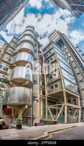 LONDRA - 13 APRILE 2022: The Lloyd's Building, noto anche come The Inside-out Building, un futuristico gigante d'acciaio a Londra, Inghilterra, Regno Unito Foto Stock