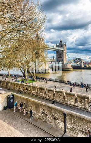 LONDRA - 13 APRILE 2022: L'iconico Tower Bridge, punto di riferimento storico a Londra, Inghilterra, Regno Unito. Il ponte è stato aperto il 30 giugno 1894 Foto Stock