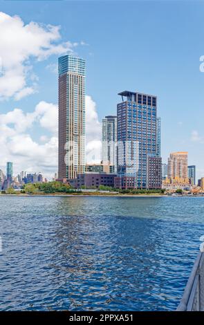 Gotham Point North (a sinistra) e Gotham Point South, uno sviluppo residenziale sul fiume East a Newtown Creek a Long Island City, Queens, New York. Foto Stock