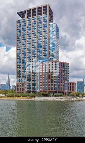 Gotham Point South, una torre residenziale sull'East River a Newtown Creek a Long Island City, Queens, New York. Foto Stock