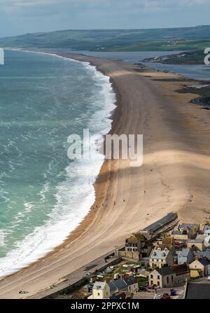 Chesil Beach vista dall'isola di Portland, Dorset Foto Stock