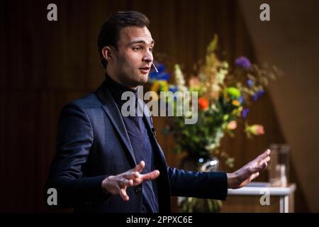 UTRECHT - Sottosegretario di Stato Maarten van Ooijen (Sanità pubblica, benessere e sport) durante un incontro sulla cura dei giovani nei Jaarbeurs. Durante una serie di incontri, si discute come i bambini con problemi possano essere aiutati senza fare appello ai servizi per i giovani fortemente spinti. ANP RAMON VAN FLYMEN olanda fuori - belgio fuori Foto Stock