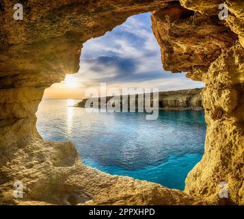 Paesaggio con grotta al tramonto, Ayia Napa, Cipro Foto Stock
