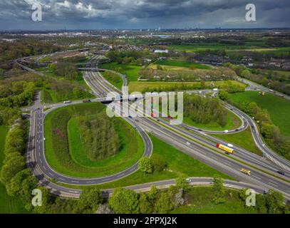 Duisburg, Renania settentrionale-Vestfalia, Germania - paesaggio della Ruhr al bivio autostradale di Kaiserberg, il raccordo autostradale collega il A3° Mot Foto Stock
