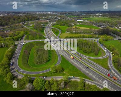 Duisburg, Renania settentrionale-Vestfalia, Germania - paesaggio della Ruhr al bivio autostradale di Kaiserberg, il raccordo autostradale collega il A3° Mot Foto Stock