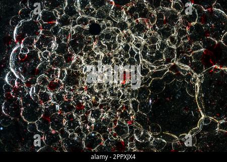 Molte bolle in olio scuro Foto Stock