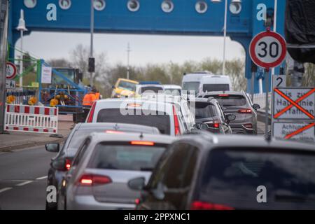 Wolgast, Germania. 25th Apr, 2023. Vista sul ponte Peene. Più volte al giorno, il ponte combinato ferroviario e stradale per l'isola di Usedom si apre per consentire la navigazione nel Mar Baltico. Il ponte Peene tra Wolgast e l'isola di Usedom fu costruito nel 1996 al costo di 95 milioni di DM. Credit: Stefan Sauer/dpa/Alamy Live News Foto Stock