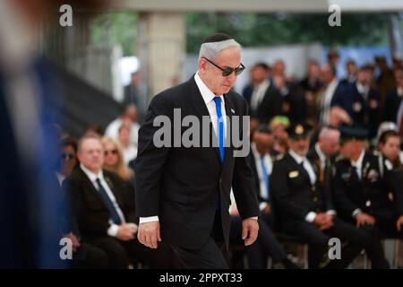 Gerusalemme, Israele. 25th Apr, 2023. Il primo ministro israeliano Benjamin Netanyahu partecipa alla cerimonia commemorativa della Giornata commemorativa di Israele per i soldati caduti e le vittime del terrore al Monte Herzl, dove si trova il principale cimitero militare del paese, a Gerusalemme, il 25 aprile 2023. (Erik Marmor/JINI/Handout via Xinhua) Credit: Xinhua/Alamy Live News Foto Stock