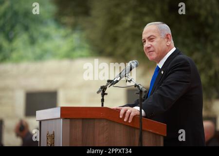 Gerusalemme, Israele. 25th Apr, 2023. Il primo ministro israeliano Benjamin Netanyahu parla in occasione di una cerimonia commemorativa della Giornata commemorativa di Israele per i soldati caduti e le vittime del terrore al Monte Herzl, dove si trova il principale cimitero militare del paese, a Gerusalemme, il 25 aprile 2023. (Erik Marmor/JINI/Handout via Xinhua) Credit: Xinhua/Alamy Live News Foto Stock