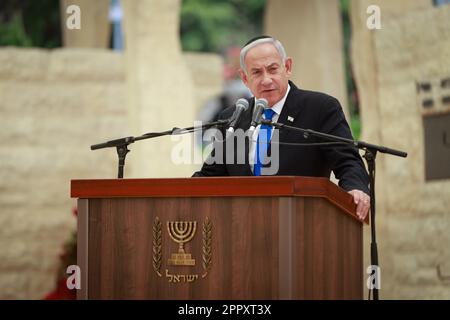 Gerusalemme, Israele. 25th Apr, 2023. Il primo ministro israeliano Benjamin Netanyahu parla in occasione di una cerimonia commemorativa della Giornata commemorativa di Israele per i soldati caduti e le vittime del terrore al Monte Herzl, dove si trova il principale cimitero militare del paese, a Gerusalemme, il 25 aprile 2023. (Erik Marmor/JINI/Handout via Xinhua) Credit: Xinhua/Alamy Live News Foto Stock