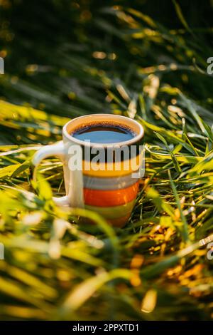 Una tazza di caffè all'aperto. Un'atmosfera fresca. Foto Stock