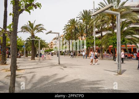 Passeggiata con negozi, Port d’Alcudia, la baia di Alcudia, Maiorca, Isole Baleari, Spagna. Foto Stock