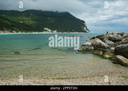 Montagna di mare Parco Nazionale del Conero, vista sulla spiaggia di Urbani, Marche, Italia Foto Stock