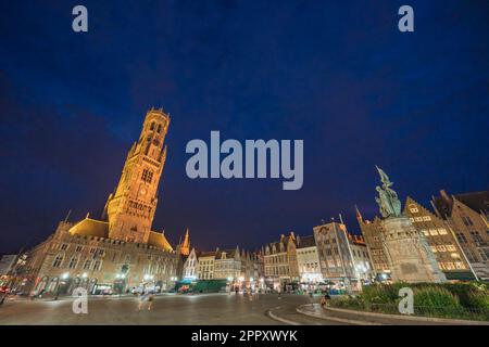 Bruges Belgio, skyline notturno della città in Piazza del mercato Grote Markt con Torre del Campanile Foto Stock