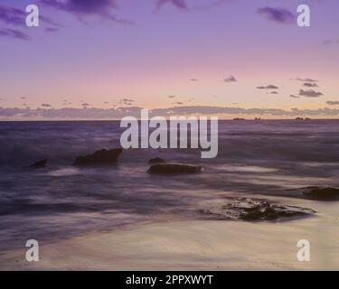 Il sole sorge sull'oceano Indiano dalla costa occidentale dell'Australia Foto Stock