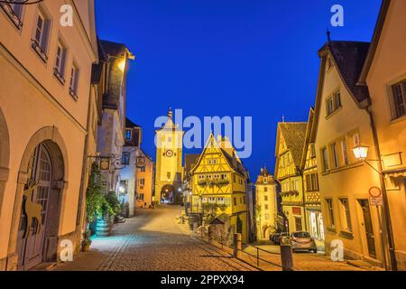 Rothenburg ob der Tauber Germania, skyline notturno della città di Plonlein sulla strada Romantica della Germania Foto Stock