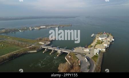 Il Museo d'Arte Danubiana Meulensteen & sistemi di gestione delle inondazioni e dei fiumi presso la centrale idroelettrica di Cunevo sul Danubio, Slovacchia Dec22 Foto Stock