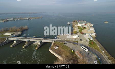 Il Museo d'Arte Danubiana Meulensteen & sistemi di gestione delle inondazioni e dei fiumi presso la centrale idroelettrica di Cunevo sul Danubio, Slovacchia Dec22 Foto Stock