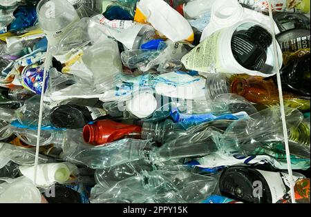 Riciclaggio di imballaggi alimentari in plastica - bottiglie, contenitori, scatole. Consumo consapevole, cernita dei rifiuti e stile di vita sostenibile Foto Stock