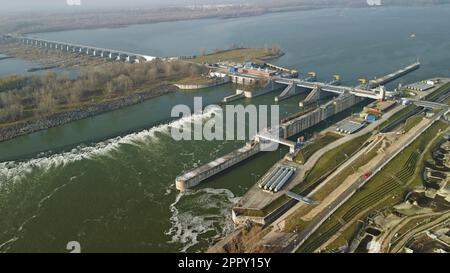 Sistemi di gestione delle inondazioni e dei fiumi presso la centrale idroelettrica di Cunevo, sul Danubio, Slovacchia, dicembre 2022 Foto Stock