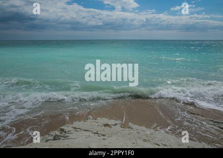 Bella acqua nella spiaggia Urbani, parco del Monte Conero, Marche, Italia Foto Stock