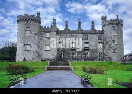 Kilkenny Castello, castello medievale ora un museo gestito dal governo, vista del lato sud di fronte al giardino Foto Stock