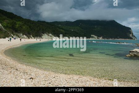 MONTE CONERO, ITALIA - 25 APRILE 2023: Vista sulla spiaggia di urbani nel parco del Monte Conero in primavera giorno di pioggia, regione Marche, Italia Foto Stock