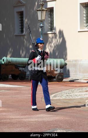 Monte-Ville, Monaco, aprile 21st 2023:- Membro della compagnie des Carabiniers du Prince che marciano fuori dal Palazzo di Monaco Foto Stock