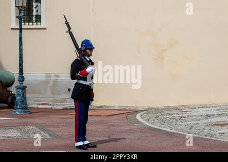 Monte-Ville, Monaco, aprile 21st 2023:- Membro della compagnie des Carabiniers du Prince che marciano fuori dal Palazzo di Monaco Foto Stock