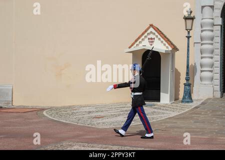 Monte-Ville, Monaco, aprile 21st 2023:- Membro della compagnie des Carabiniers du Prince che marciano fuori dal Palazzo di Monaco Foto Stock