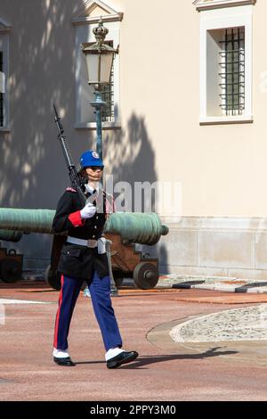 Monte-Ville, Monaco, aprile 21st 2023:- Membro della compagnie des Carabiniers du Prince che marciano fuori dal Palazzo di Monaco Foto Stock
