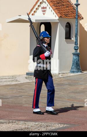 Monte-Ville, Monaco, aprile 21st 2023:- Membro della compagnie des Carabiniers du Prince che marciano fuori dal Palazzo di Monaco Foto Stock