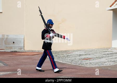 Monte-Ville, Monaco, aprile 21st 2023:- Membro della compagnie des Carabiniers du Prince che marciano fuori dal Palazzo di Monaco Foto Stock
