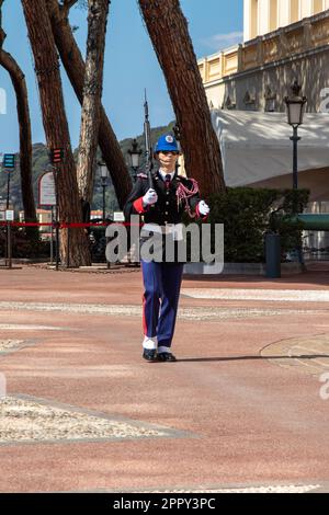 Monte-Ville, Monaco, aprile 21st 2023:- Membro della compagnie des Carabiniers du Prince che marciano fuori dal Palazzo di Monaco Foto Stock