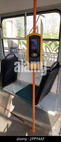 Validatore automatico per la lettura e la scansione di biglietti, carte e carte bancarie nei trasporti pubblici a pagamento per l'equitazione. Pagamenti senza contactless wireless senza contanti. Piccola nitidezza, possibile granularità. Foto Stock