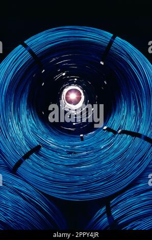 Ancora vita. Industriale. Primo piano delle bobine di filo d'acciaio. Foto Stock