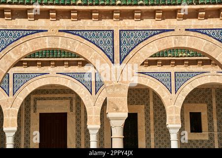 Monastir, Tunisia, 31 gennaio 2023: Archi decorati artisticamente progettati nel mausoleo del fondatore tunisino Habib Bourguiba Foto Stock