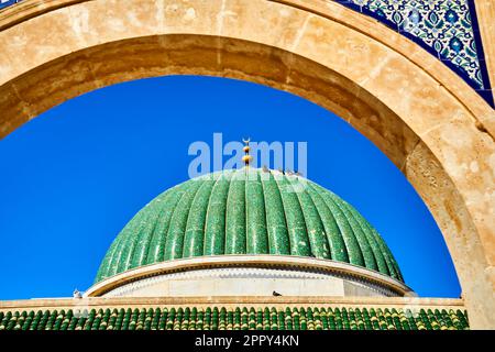 Monastir, Tunisia, 31 gennaio 2023: Cupola di marmo verde sul mausoleo del fondatore tunisino Habib Bourguiba Foto Stock