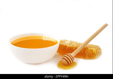 Miele fresco in ciotola con nido d'ape isolato su fondo bianco. Vista dall'alto Foto Stock