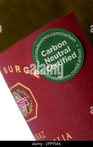 adesivo certificato al carbonio neutro sulla bottiglia di vino Foto Stock