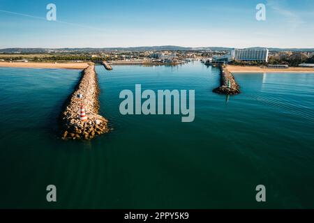 Veduta aerea dell'ingresso a Vilamoura Marina , Algarve, Portogallo Foto Stock