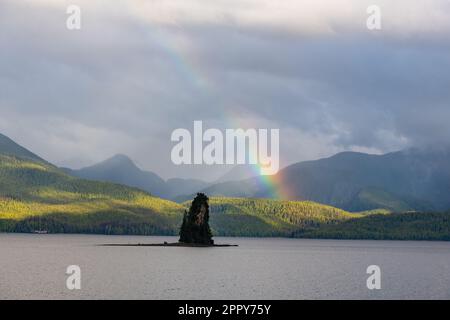 Ampio scatto di un arcobaleno drammatico su New Eddystone Rock in Alaska Foto Stock