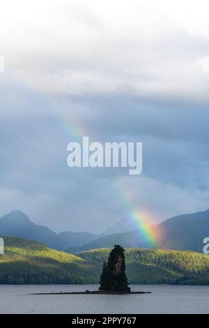 Bellissimo arcobaleno su New Eddystone Rock Foto Stock