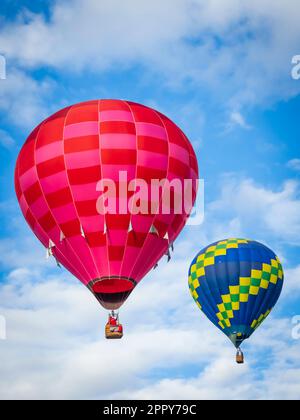 Palloncini contro nuvole e cielo, Ascensione di massa, Albuquerque International Balloon Fiesta, New Mexico Foto Stock