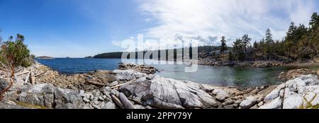 Rocky Shore sulla costa occidentale dell'Oceano Pacifico a Nanoose Bay. Natura sfondo Foto Stock