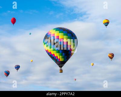 Palloncini contro nuvole e cielo, Ascensione di massa, Albuquerque International Balloon Fiesta, New Mexico Foto Stock