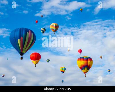Palloncini contro nuvole e cielo, Ascensione di massa, Albuquerque International Balloon Fiesta, New Mexico Foto Stock