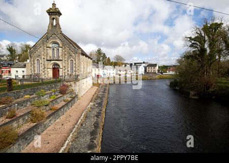 donegal methodist chiesa sulla riva del fiume eske donegal città contea donegal repubblica d'irlanda Foto Stock